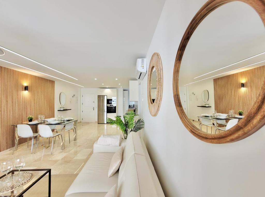 un soggiorno con divano bianco e specchio di The Stylish Apartment a Puerto de la Cruz