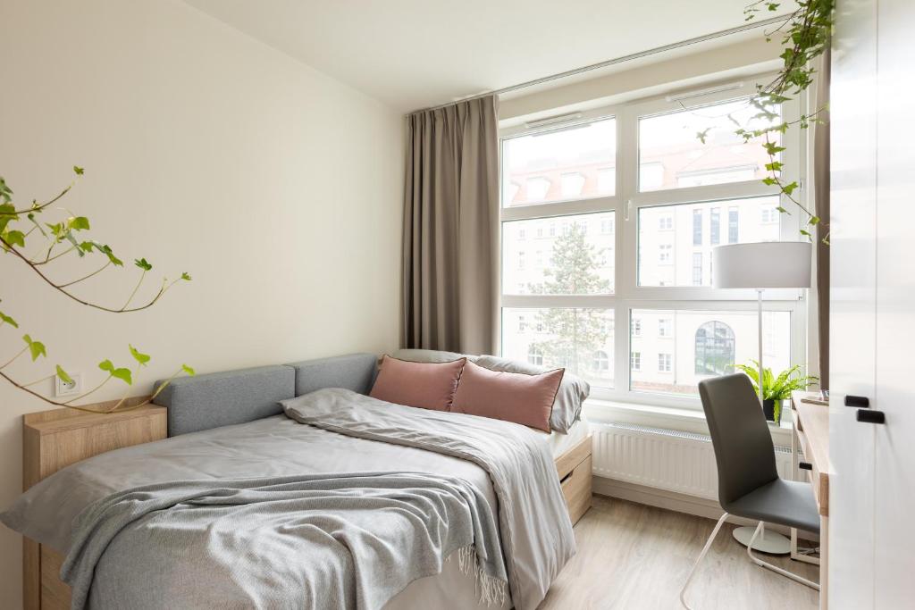 クラクフにあるMILESTONE Krakow Center Student Livingのベッドルーム(ベッド1台、窓付)