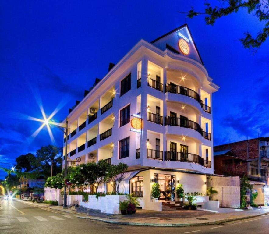 un edificio blanco en una calle de la ciudad por la noche en Bodee Corner, en Siem Reap
