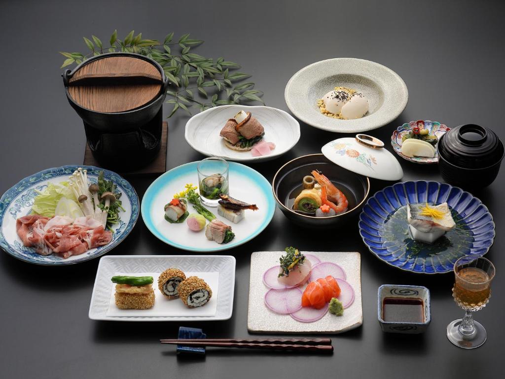 een groep borden met voedsel op een tafel bij Shirabiso Kogen Amanogawa in Iida