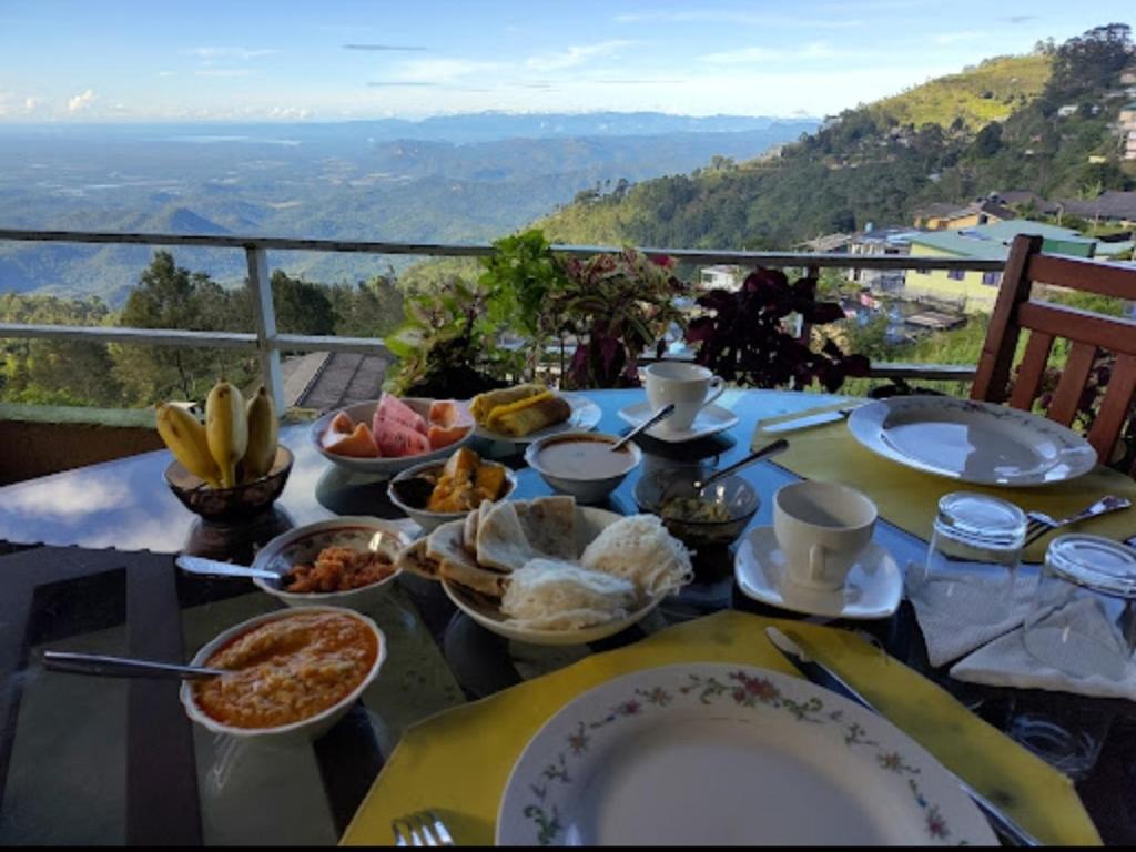 een tafel met borden en kommen met eten erop bij Il Villino haputale in Haputale