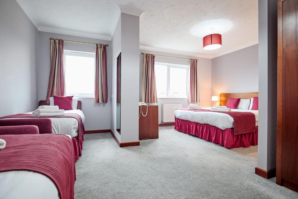 
Family Room (2 Adults + 2 Children)
