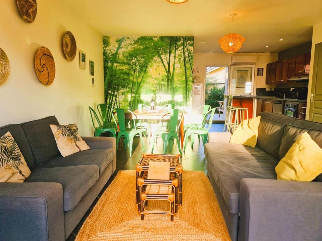 un salon avec un canapé et une table dans l'établissement Le Gîte Nature Bien-Etre Piscine Chauffée Privée du Tarn entre Toulouse et Albi & Les Cottages du Tarn, à Peyrole