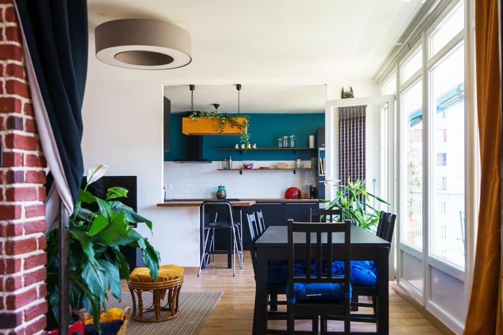 een keuken en eetkamer met een tafel en stoelen bij Grand Appartement 4 Pièces à 10min Paris (80m2) in Vitry-sur-Seine