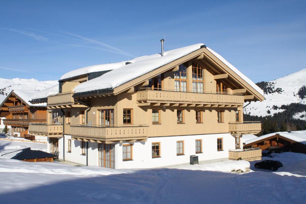 una gran casa de madera con nieve en el techo en Haus Duxeranger D, en Krimml