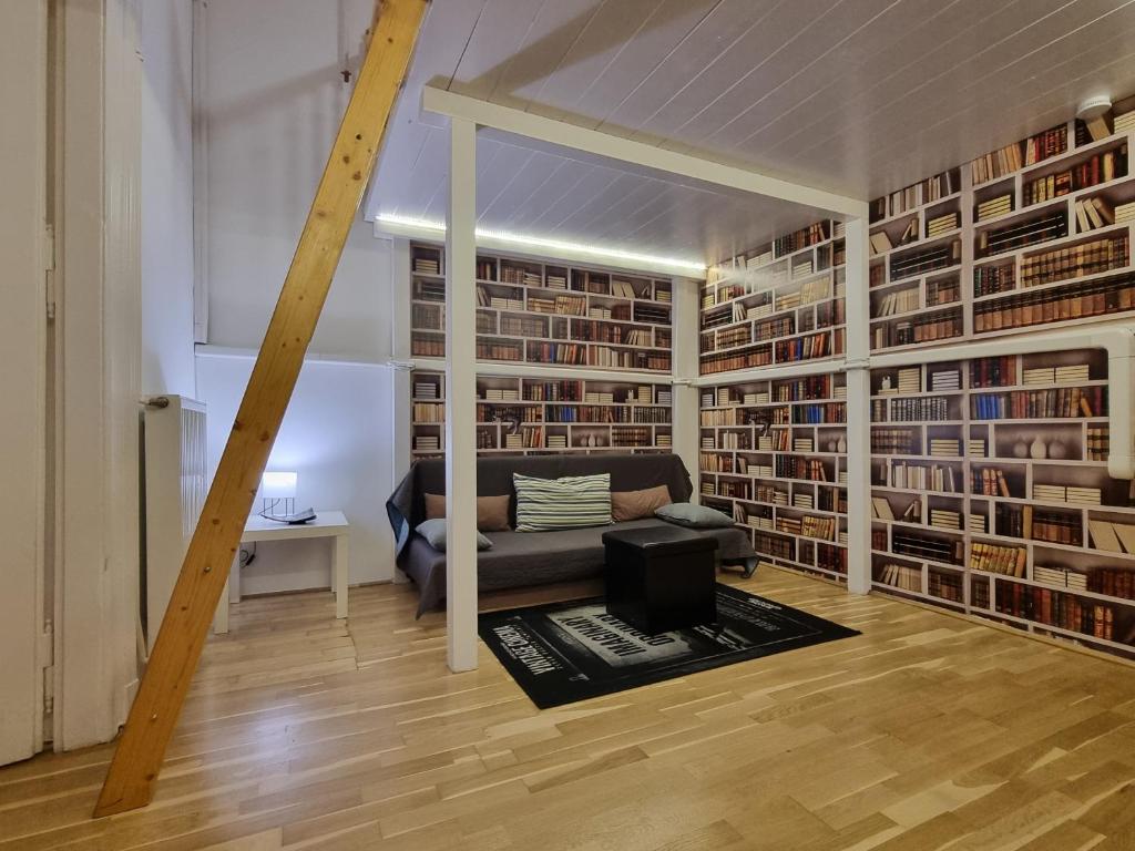 una sala de estar con sofá y muchos libros en P6 Apartment by NW, en Budapest