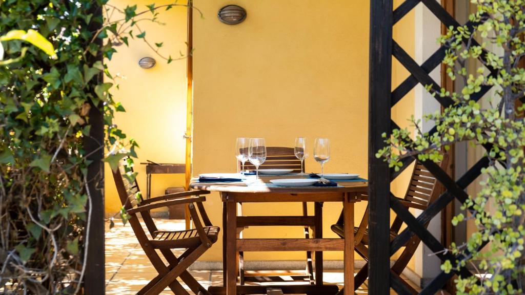 - une table en bois avec des verres à vin dans l'établissement Luisa Sunny House, à Santa Maria Navarrese