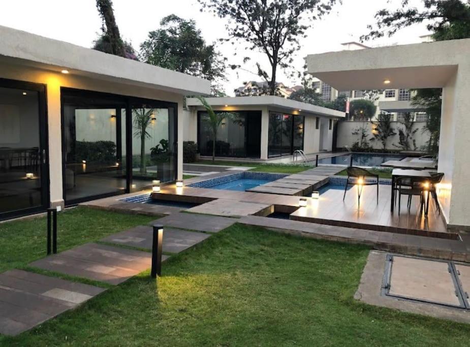 uma imagem de uma casa com piscina em Airy Apartment w/ Pool + Gym em Nairobi