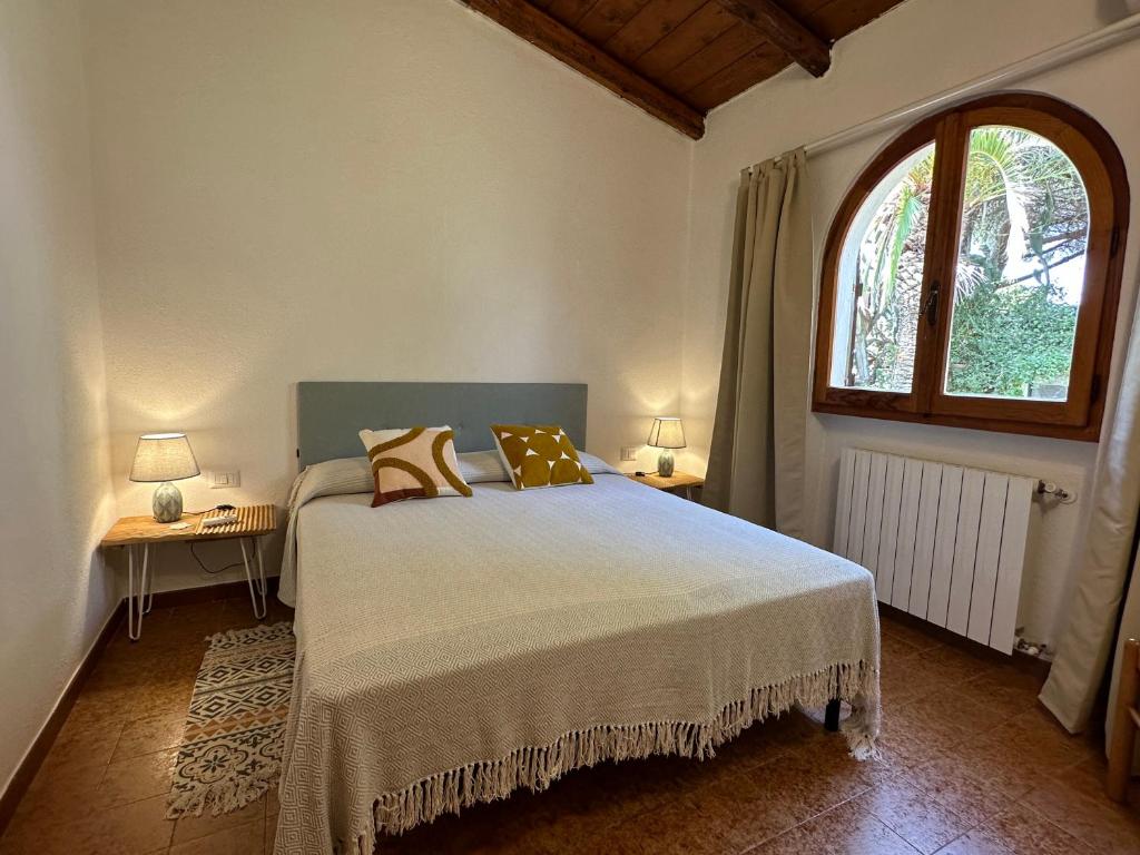 Santa LuriaにあるVilla Acquamarina Stella di Mareのベッドルーム(大型ベッド1台、窓付)
