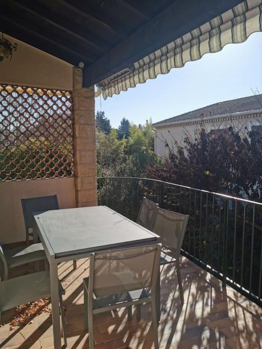 d'une table et de chaises sur un balcon avec une clôture. dans l'établissement Ramadier 3 chambres climatisation 10 mn à vélo du cœur historique de la ville quartier facile à vivre, à Avignon