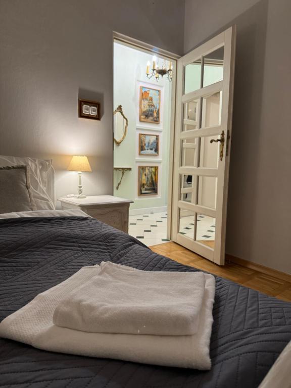 1 dormitorio con 1 cama y puerta abierta en Warsaw Old Town Suite, en Varsovia