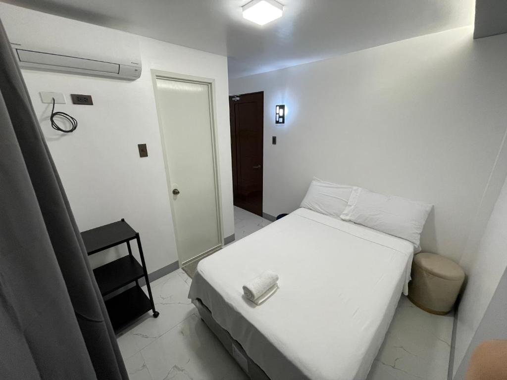 Postel nebo postele na pokoji v ubytování SHOWMECAS Alley Stay