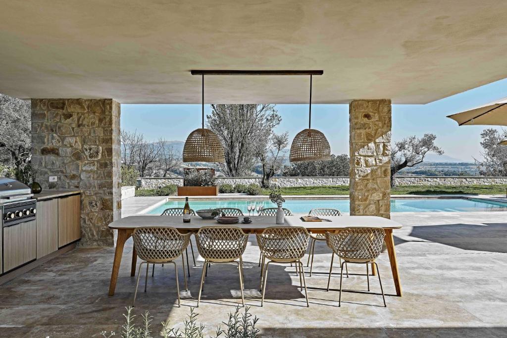 une cuisine et une salle à manger avec une table et des chaises dans l'établissement Scappo in Umbria, Il Momento, à Todi