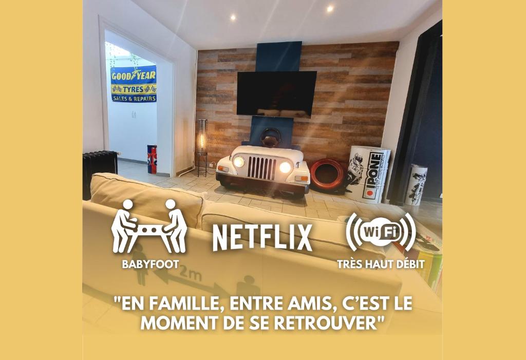 ein Poster im Wohnzimmer mit einem TV in der Unterkunft Le Garage in Lens