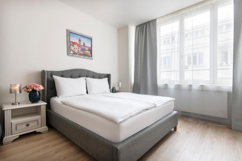 プラハにあるPrague Serenity Suites and Apartmentsのベッドルーム(大型ベッド1台、窓付)