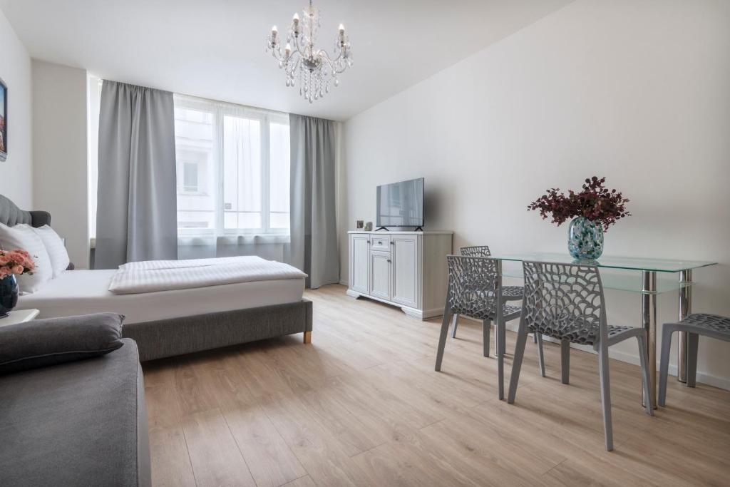 Postel nebo postele na pokoji v ubytování Prague Serenity Suites and Apartments