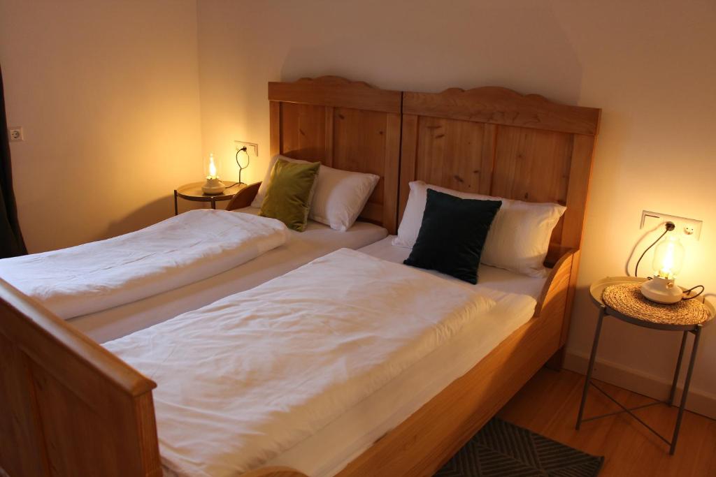 2 Einzelbetten in einem Zimmer mit 2 Lampen in der Unterkunft Moderner Schwarzwaldtraum in Oberharmersbach