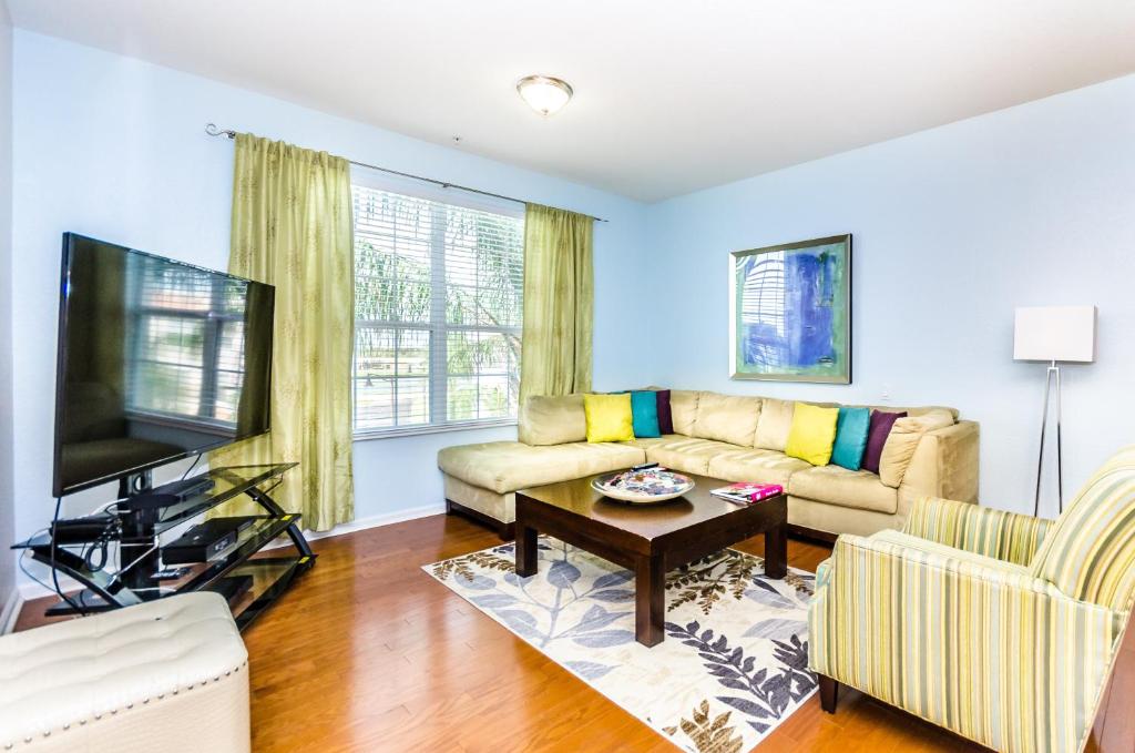 sala de estar con sofá y TV en Vista Cay 84 by Top Villas, en Orlando