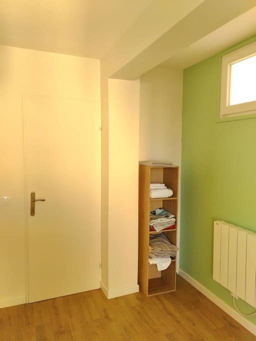 an empty room with a door and a shelf with towels at Appart T3 Spacieux + Terrasse in Montpellier