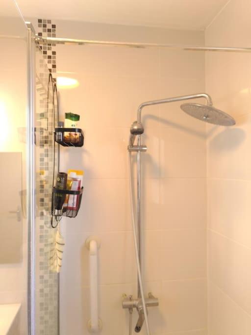 a bathroom with a shower with a glass door at Appart T3 Spacieux + Terrasse in Montpellier