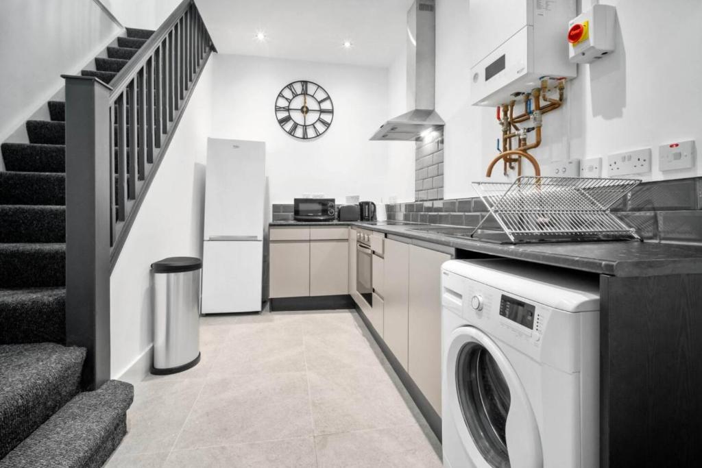 una cucina con lavatrice, asciugatrice e scala di New Luxe Apartment - Parking - Smart TV - WIFI - Rated Exceptional - 49BG a Sleightholme