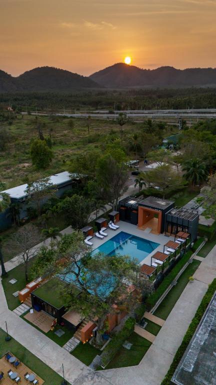 Bazén v ubytování Sunshine Paradise Resort nebo v jeho okolí