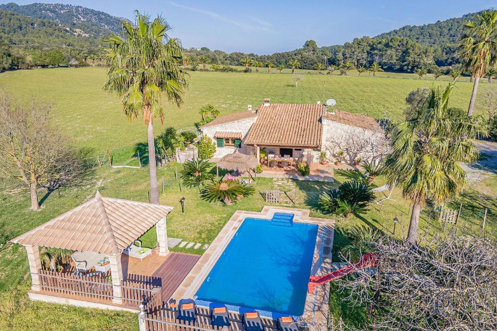 eine Luftansicht eines Hauses mit Pool in der Unterkunft Finca Los Valles in Campanet