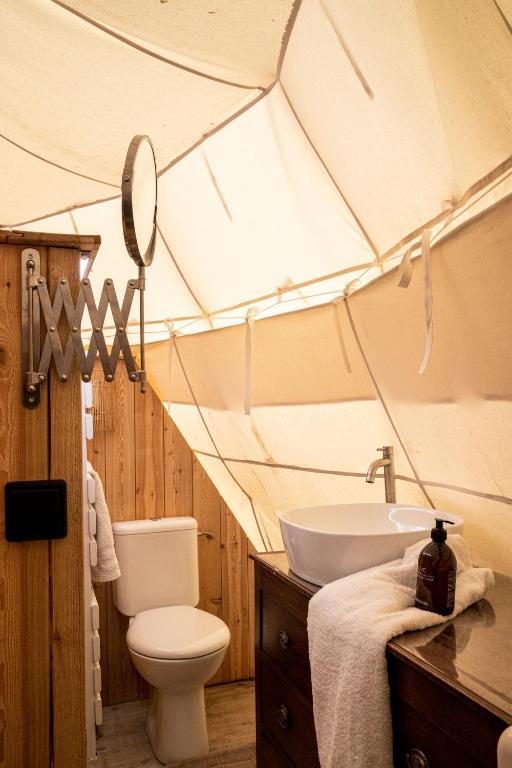 Koupelna v ubytování Comfort Tipi Marie, Tipi Bo Deluxe & tent Nicolaï - 'Glamping in stijl'