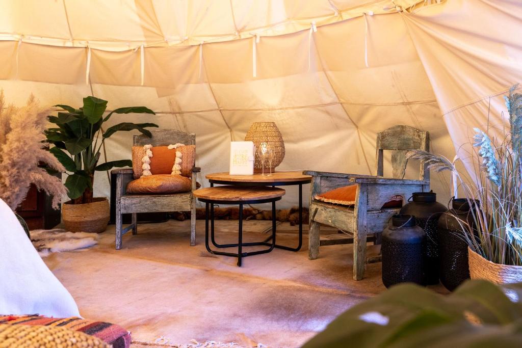 Posezení v ubytování Comfort Tipi Marie, Tipi Bo Deluxe & tent Nicolaï - 'Glamping in stijl'