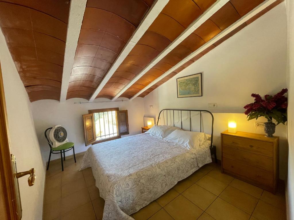 セエヒンにあるCehegin Old Town Houseの木製の天井が特徴のベッドルーム1室(ベッド1台付)