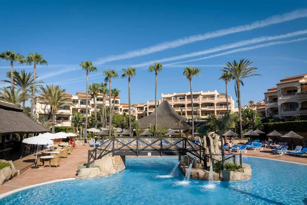 most nad basenem w ośrodku w obiekcie Garden & Sea Apartments Mijas Costa & Fuengirola w mieście Mijas Costa