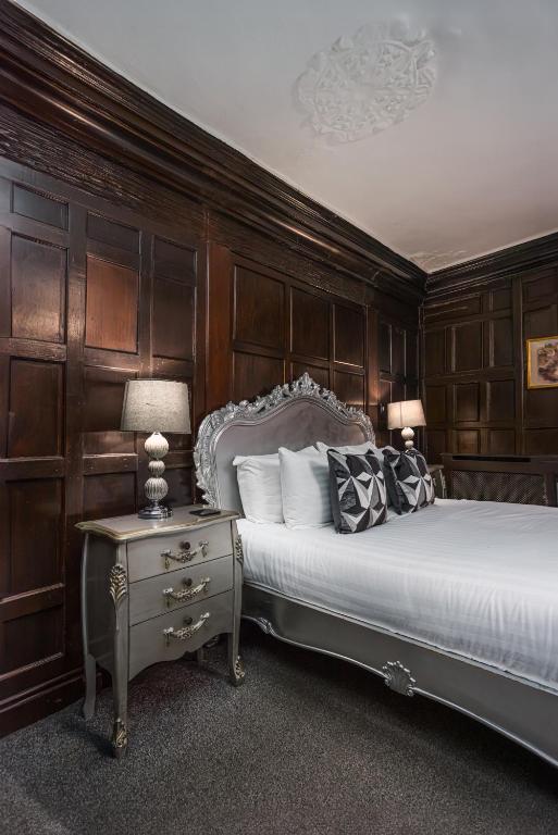 The Pied Bull - Resim 24