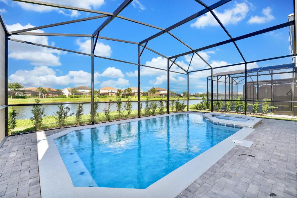 einen Innenpool mit einem klaren Glasdach in der Unterkunft Top Villas - Solterra Resort 805 in Davenport