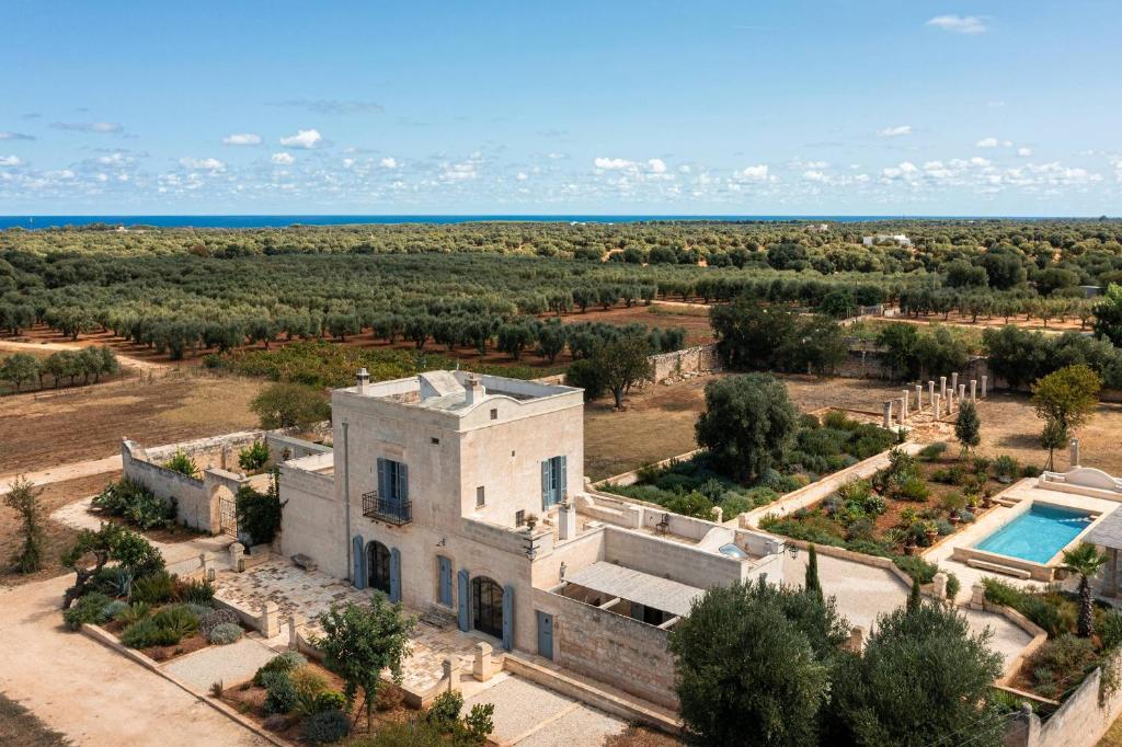 une vue aérienne d'une maison avec piscine dans l'établissement Masseria Bensistà, à Ostuni