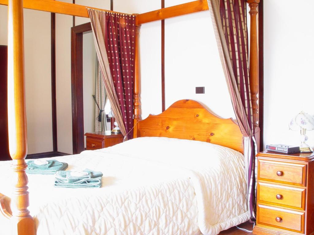 伊文格瑞的住宿－西爾韋尼亞公園鄉村民宿，一间卧室配有一张天蓬床和梳妆台