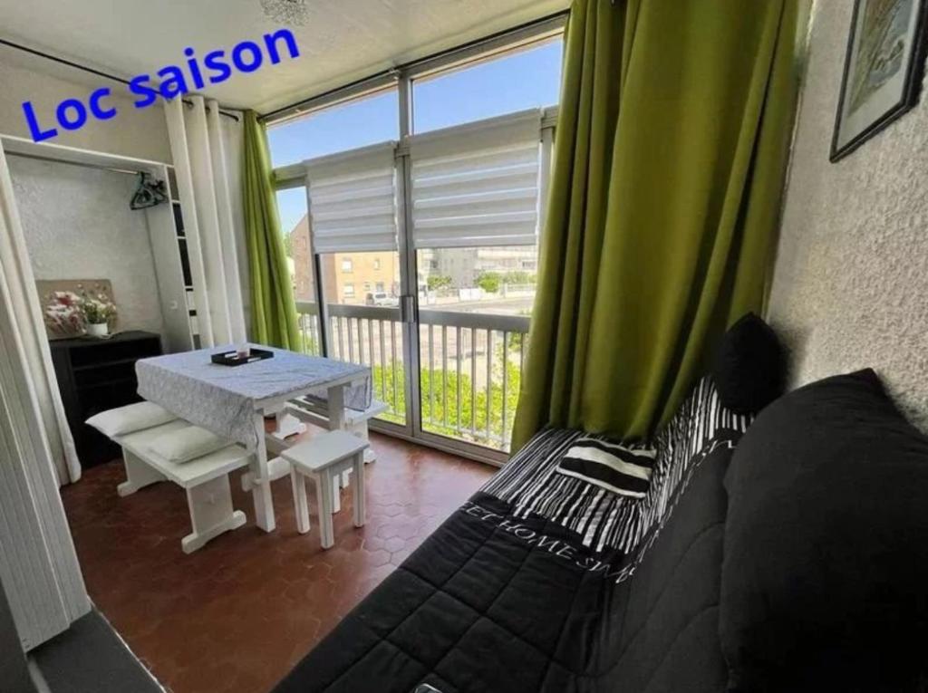 un salon avec un canapé et une table dans l'établissement Belmo, à Valras-Plage