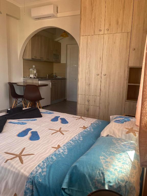 a bedroom with a bed with starfish on it at Christina Sea View in Ágios Konstantínos