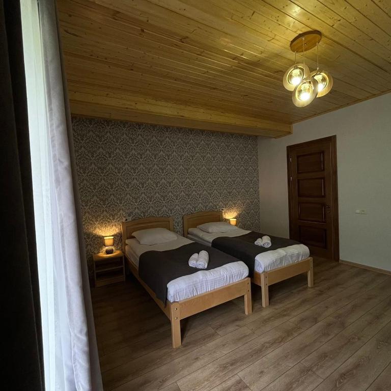 Postel nebo postele na pokoji v ubytování Margiansha House მარგიანშა სახლი