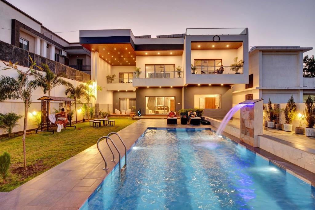 ウダイプールにあるELIVAAS Horizon Luxe 5BHK Villa with Pvt Pool, Udaipurの家の前にプールがある家