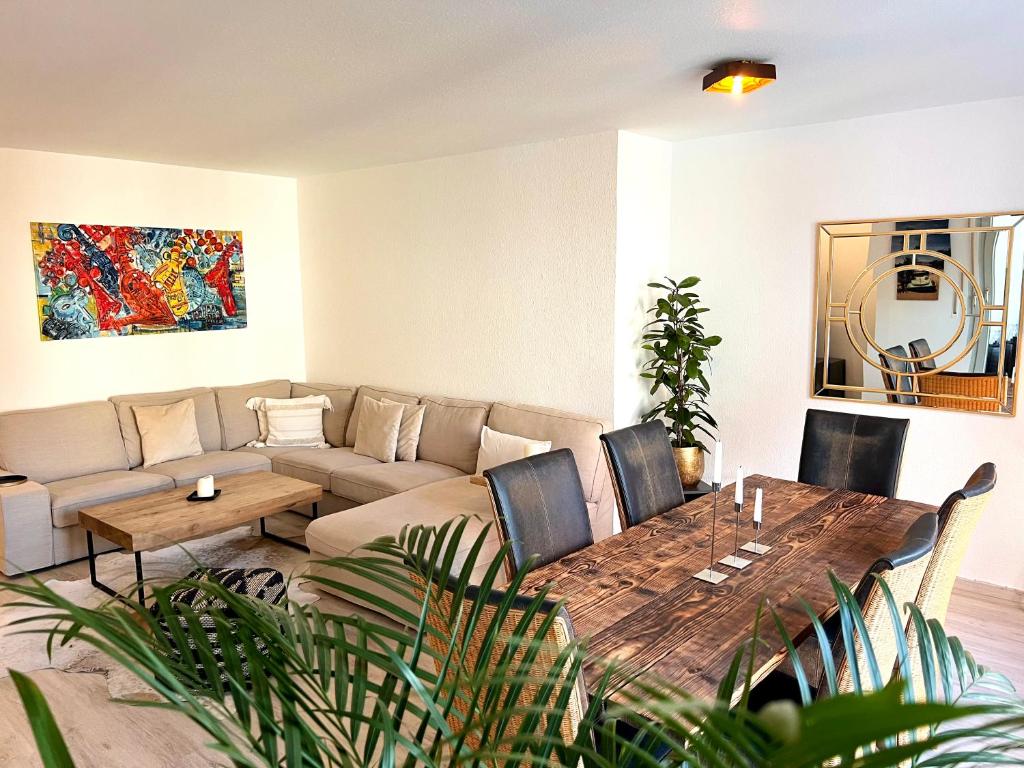 ein Wohnzimmer mit einem Tisch und einem Sofa in der Unterkunft Stylish, cosy flat close to Cologne City Center in Köln