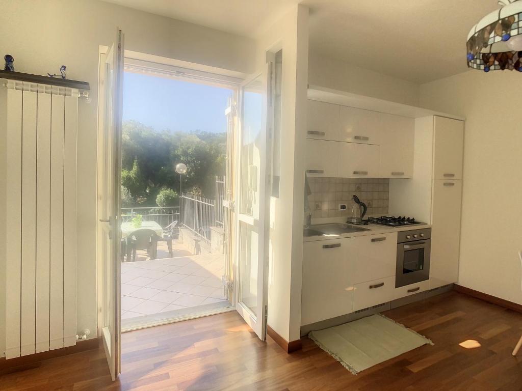 uma cozinha com uma porta que leva a uma varanda em Pertini House em Arenzano