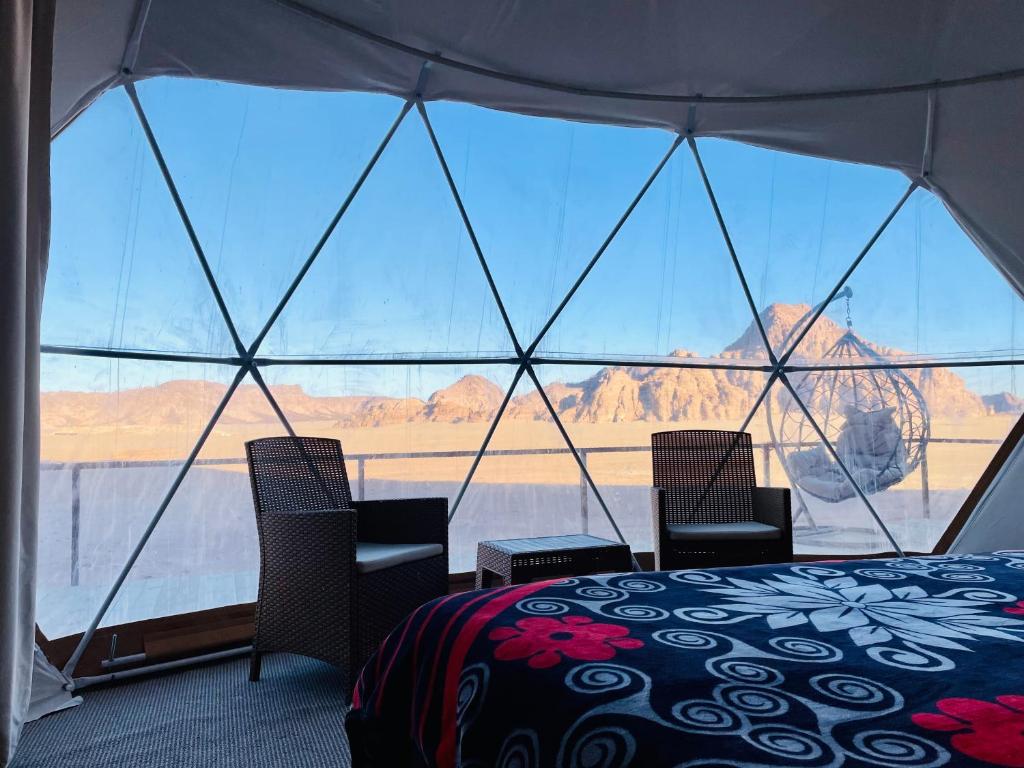 Postel nebo postele na pokoji v ubytování Hasan Zawaideh luxury camp 2