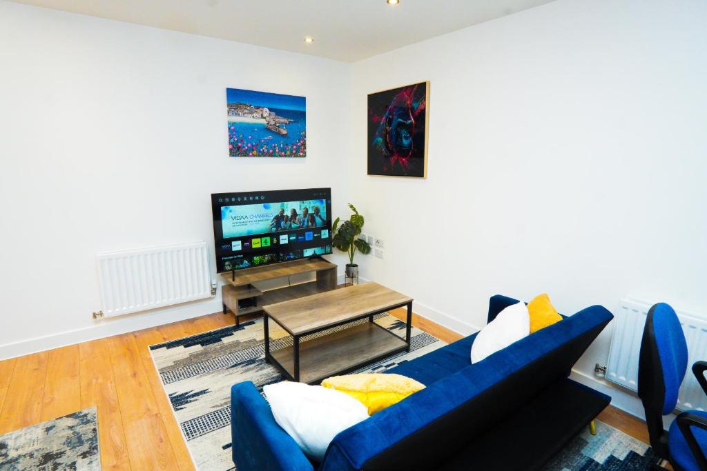 A television and/or entertainment centre at Stylish Airport Apartment