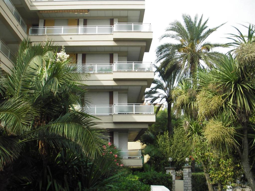 a building with palm trees in front of it at La Casa di Emy in Bordighera