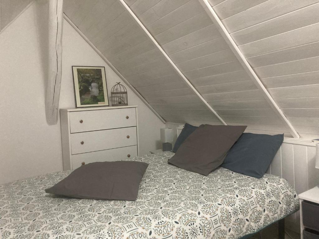 Ліжко або ліжка в номері Logis côté Cour