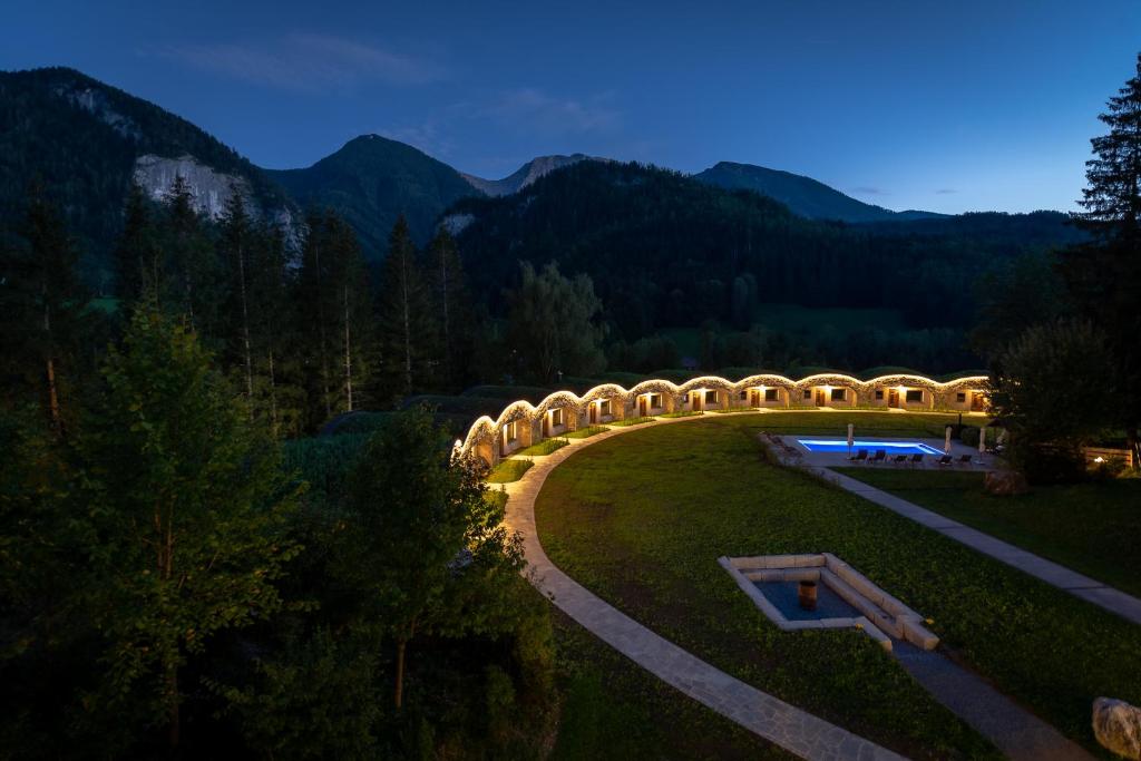 Nespecifikovaný výhled na hory nebo výhled na hory při pohledu z hotelu