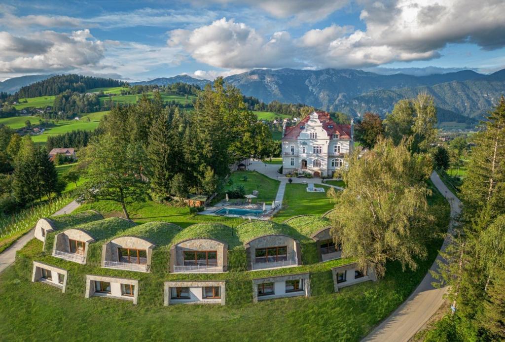 un domaine dans les montagnes avec une maison recouverte d'herbe dans l'établissement Villa Bergzauber, à Rossleithen