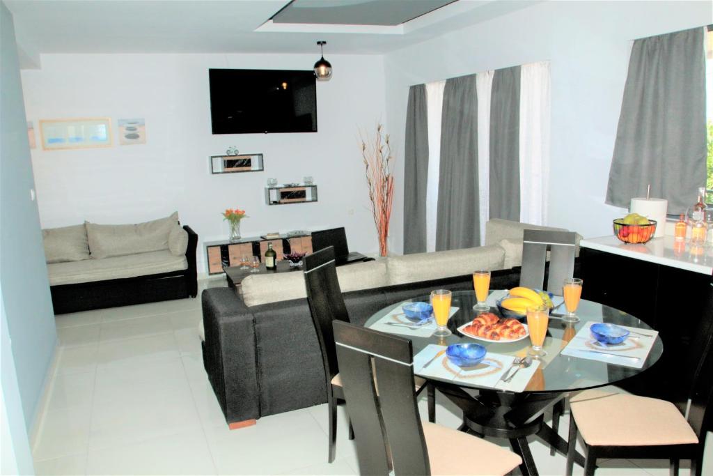 TV a/nebo společenská místnost v ubytování Ionian Balcony