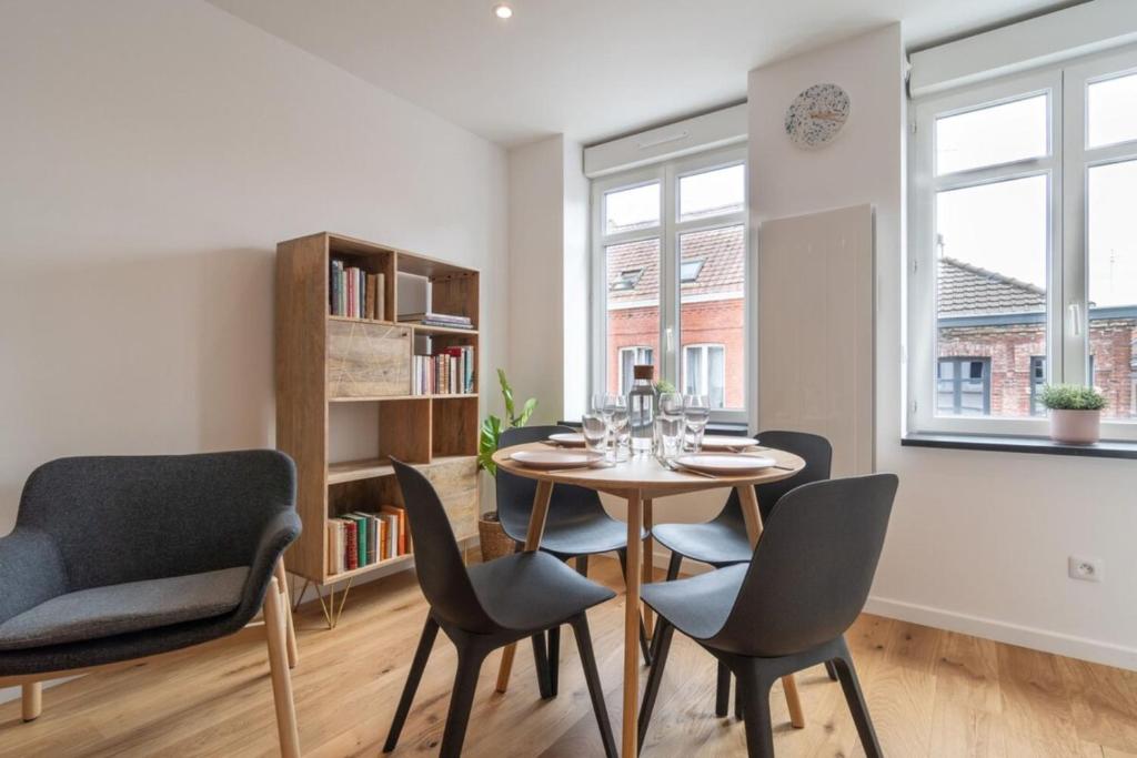 Posedenie v ubytovaní Lille center equipped and bright apartment