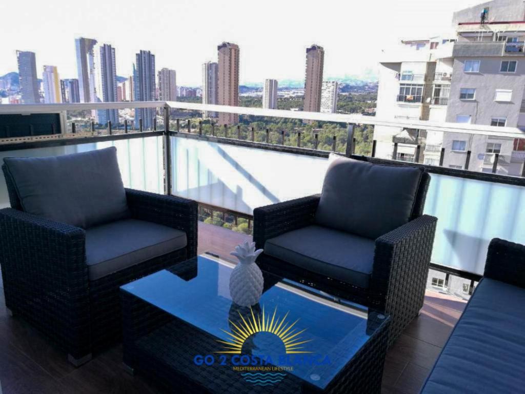 - un balcon avec deux chaises et une table avec vue dans l'établissement Apartamento Torre VII, à Benidorm
